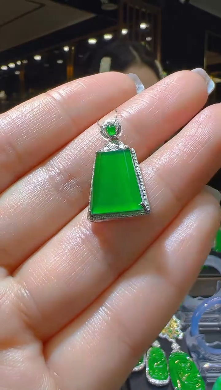 【闪购商品】翡翠吊坠(赠链)18K金镶嵌033    