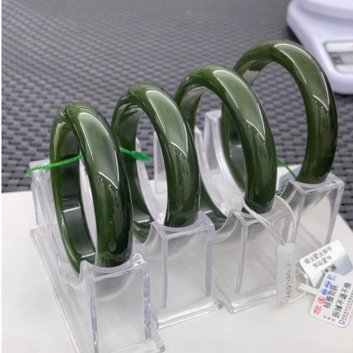 和田玉手镯一条（多样性发一件）  Z0624