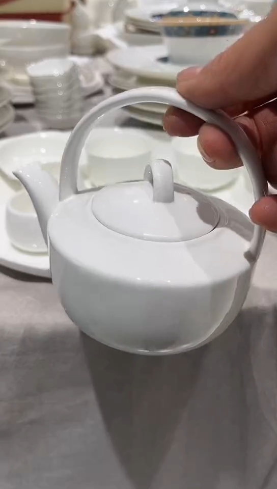 瓷小提梁壶1个白瓷无底标
