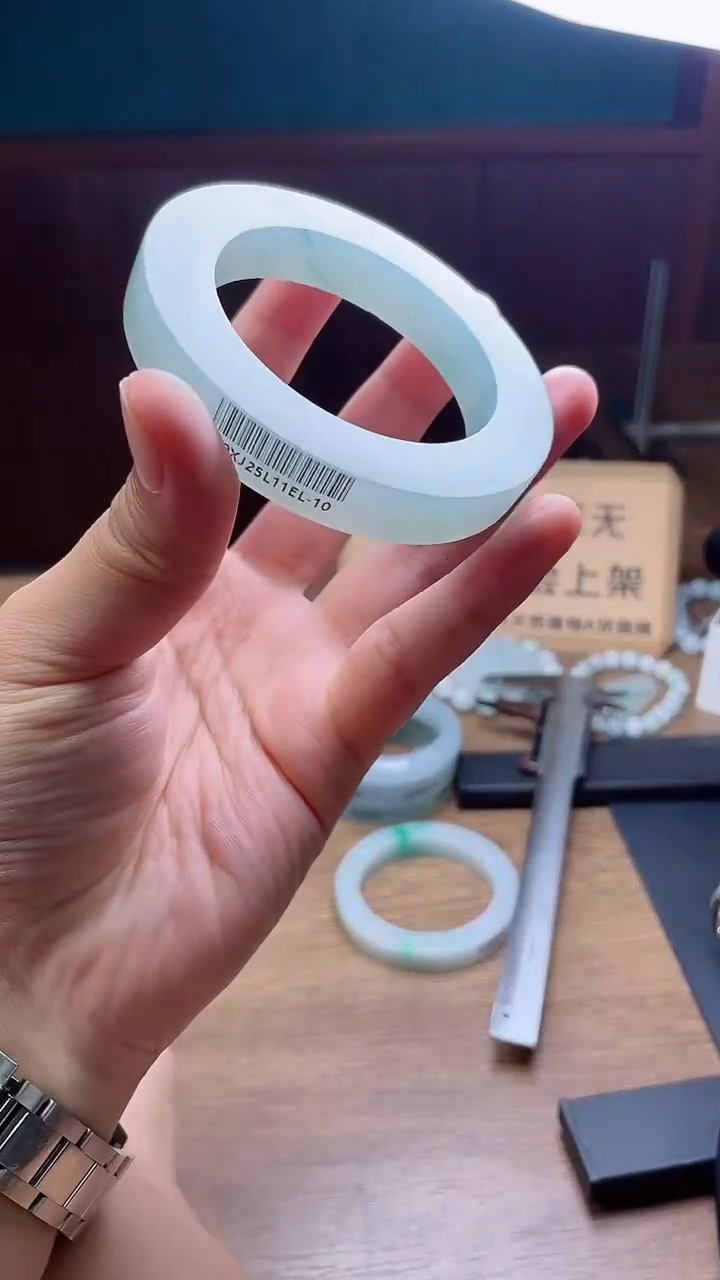 定制翡翠手镯未镶嵌笑**湖定制