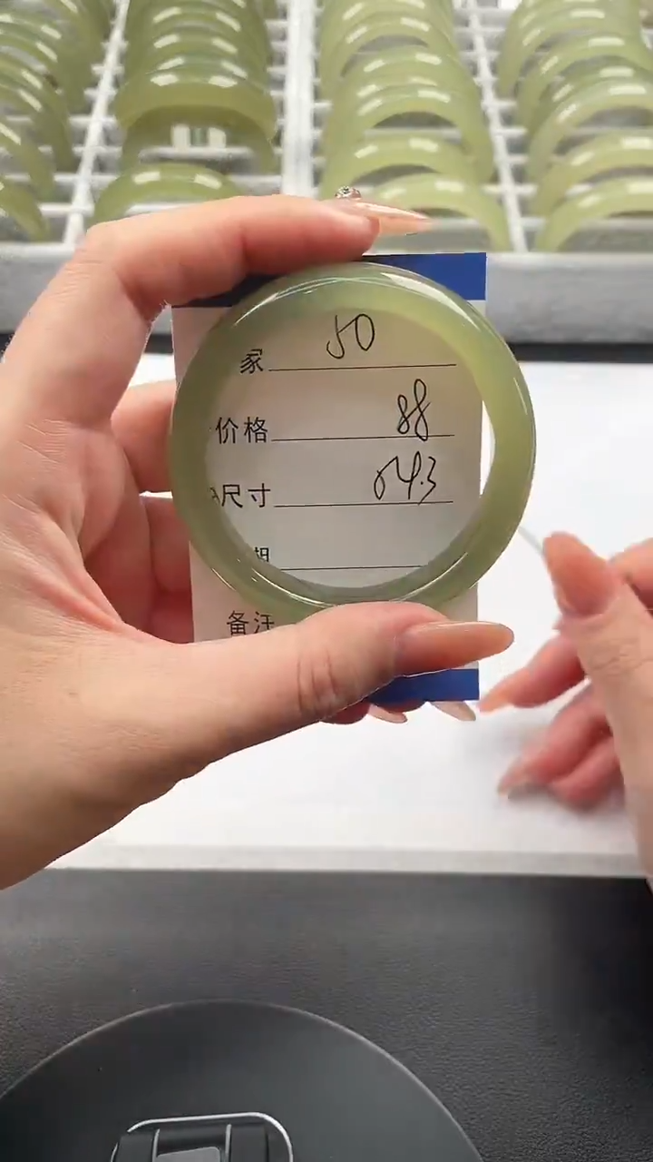 未镶嵌手镯石英质玉湖水绿