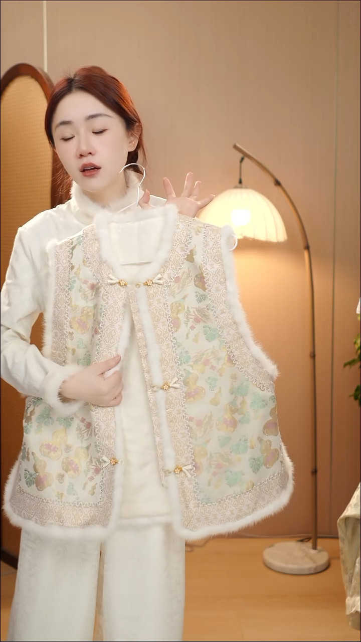 三粒扣粉葫芦夹棉马甲  