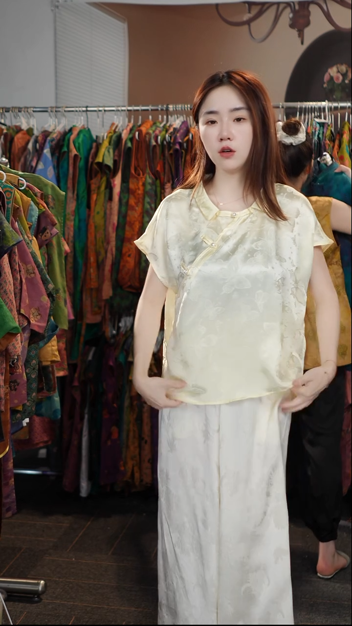 黄色小方领上衣