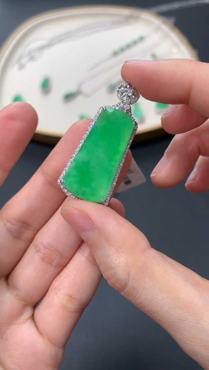 【闪购商品】翡翠吊坠(不含链)18K金镶嵌13800