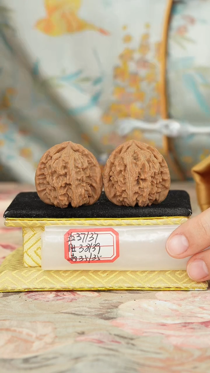 【闪购商品】文玩核桃把件白狮子