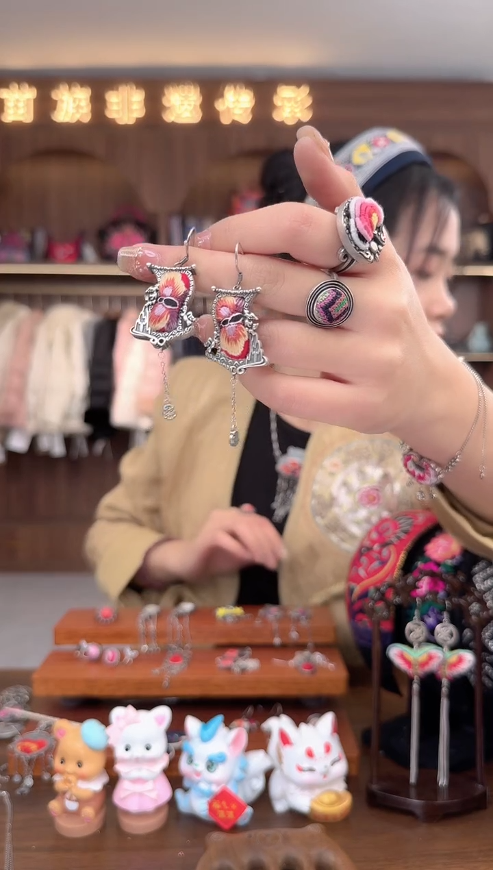 【闪购商品】织绣扶光苗绣传承86