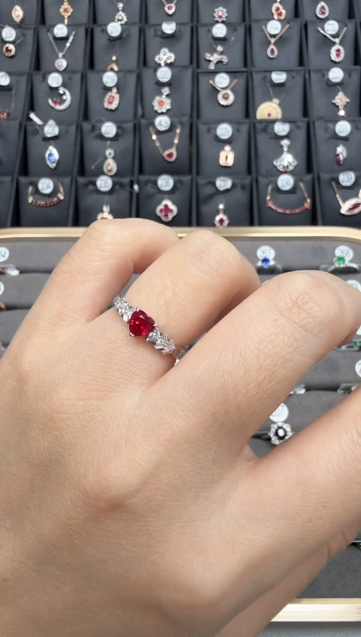 18K金镶嵌戒指红宝石0.76克拉