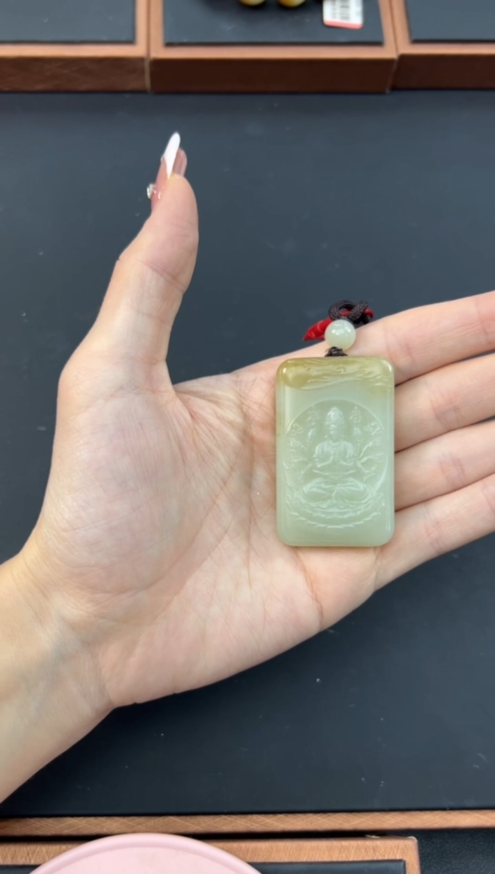 【闪购商品】和田玉吊坠(赠链)未镶嵌且末微色差迪克兰吊坠