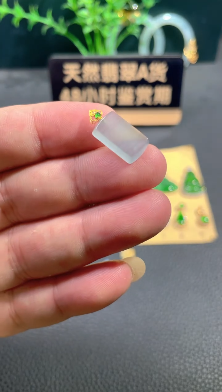 翡翠18K金镶嵌颈饰翡翠