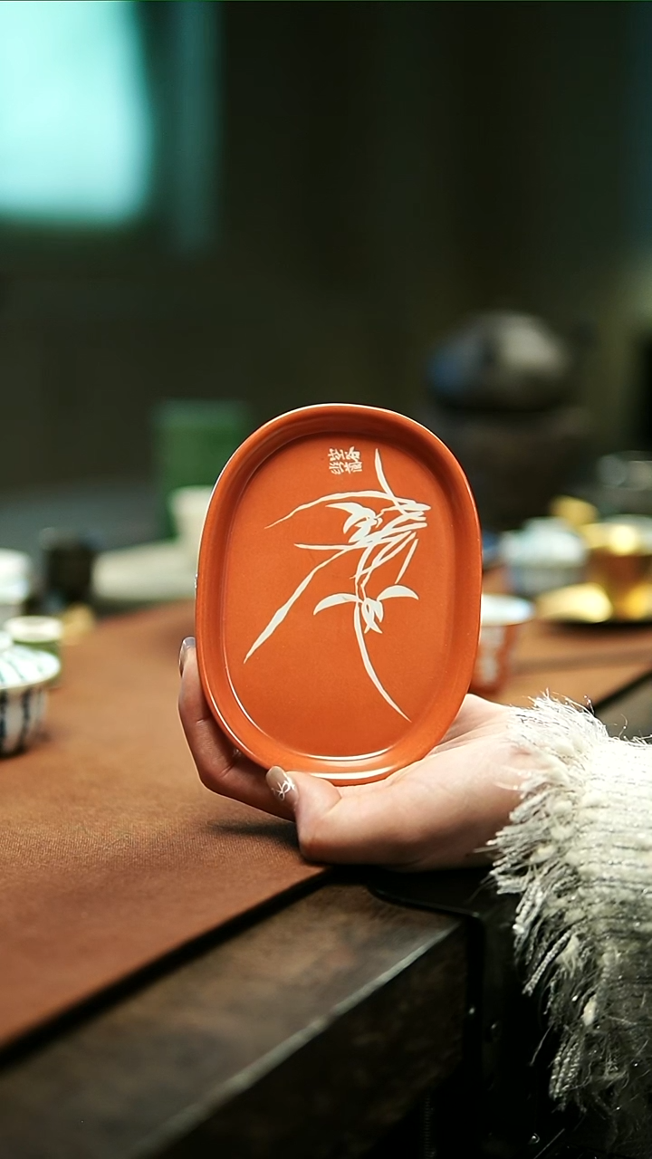 枢院兰花手绘矾红椭圆壶承