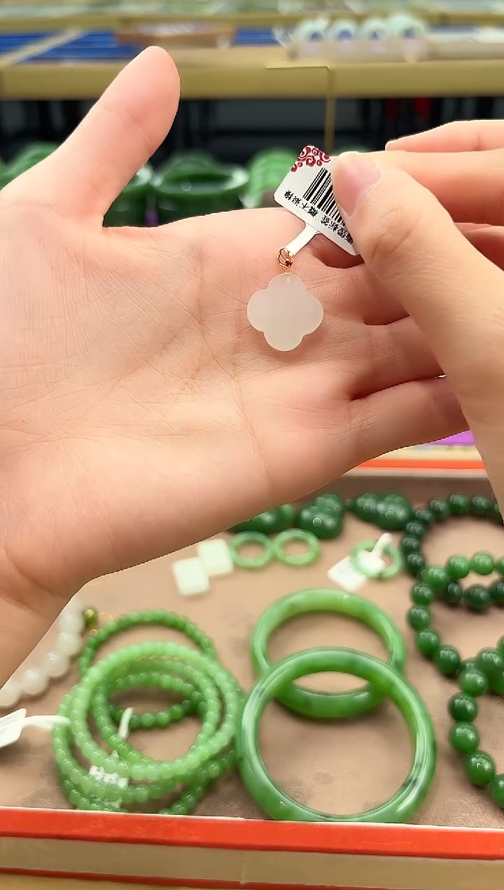 吊坠(赠链)18K金镶嵌和田玉安*?和田玉白玉吊坠多样性发一