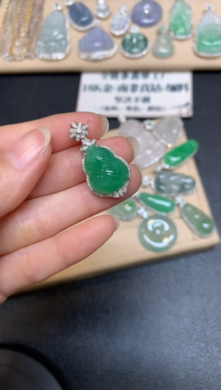 【闪购商品】翡翠颈饰18K金镶嵌葫芦【无服务费