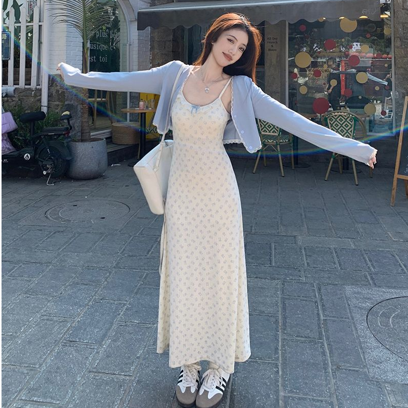 芳泽无加质呈露，铅华弗御云髻结。印花吊带连衣裙蕾丝花边披肩套装