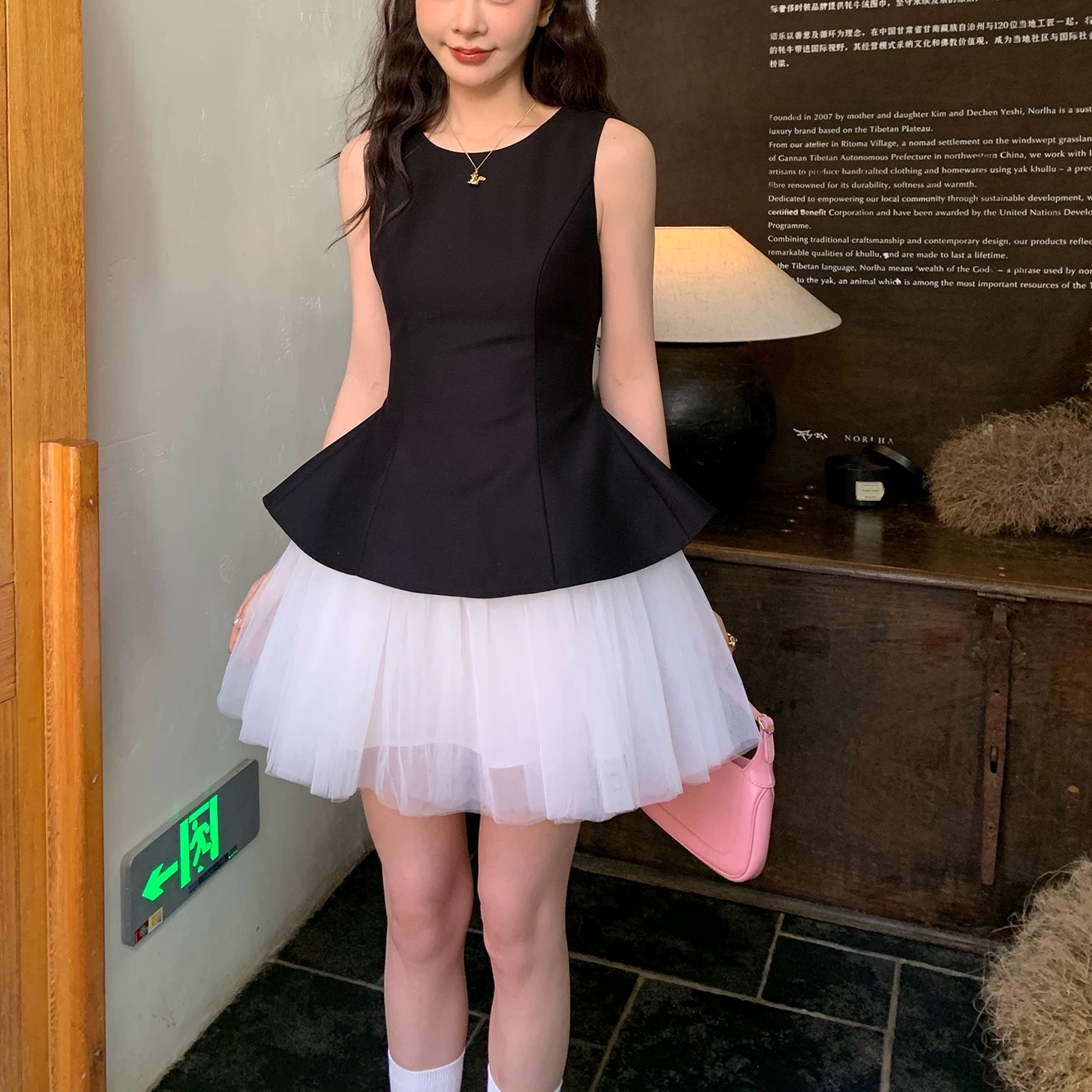 周美美  天鹅少女芭蕾氛围感黑白网纱拼接蓬蓬背心连衣裙