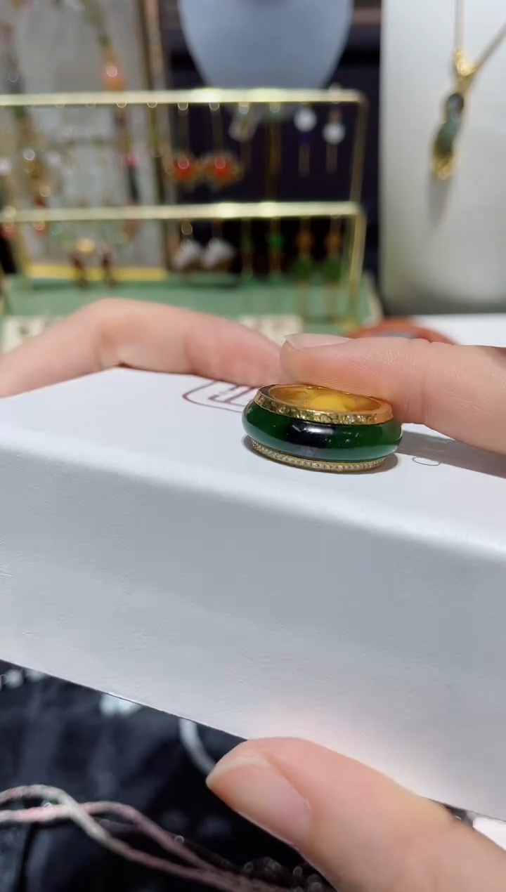 18K金镶嵌戒指和田玉琼18k金戒圈