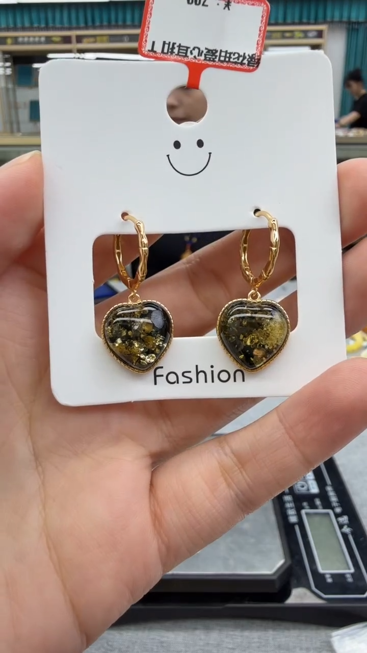 未镶嵌琥珀耳饰241秒拍号 假一罚三