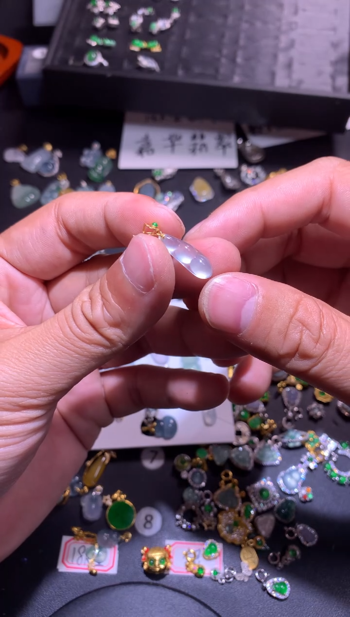 【闪购商品】翡翠吊坠(不含链)18K金镶嵌1
