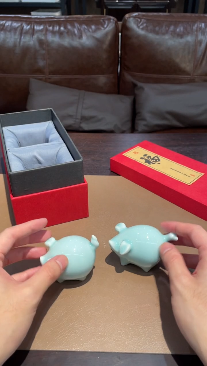 169窑承青瓷小猪摆件