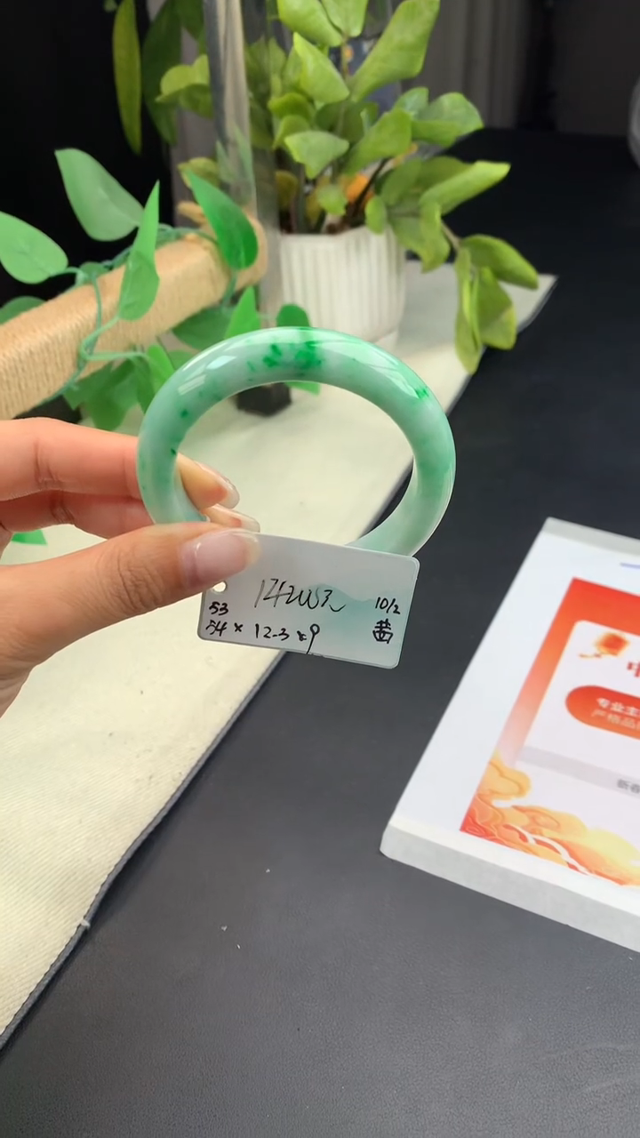 【闪购商品】翡翠手镯未镶嵌 #情人节#送礼，下单联系客服核对地址~