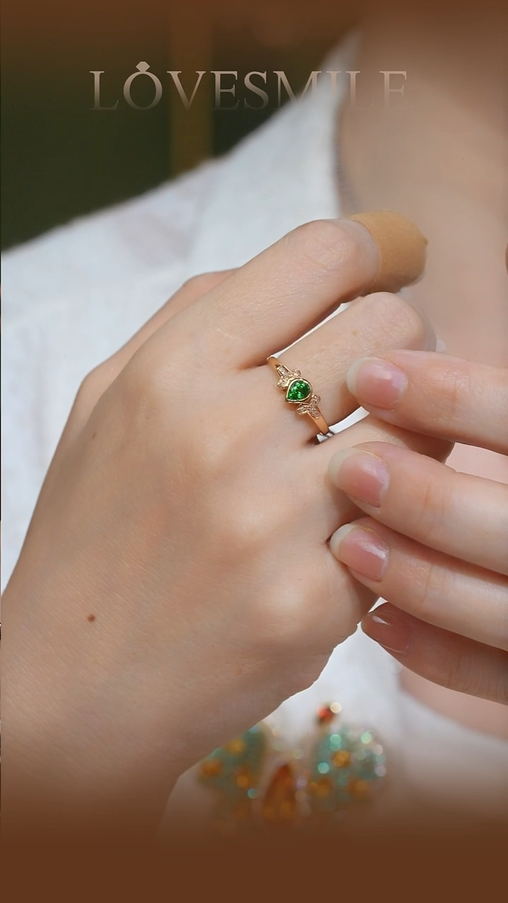 18K金镶嵌戒指石榴石（沙弗莱）085