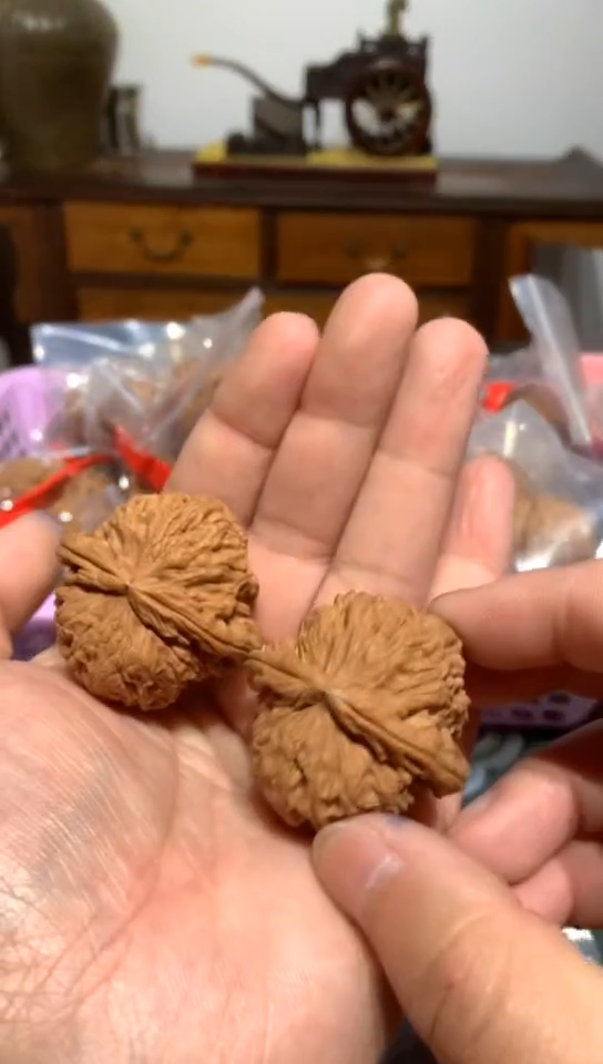 【闪购商品】文玩核桃吊坠白狮子核桃