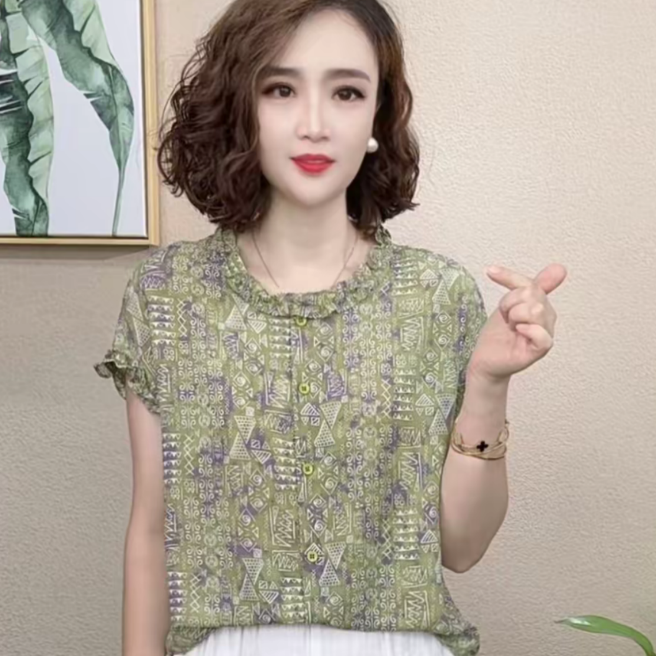 时尚妈妈在圆领衬衫法式薄款夏季纽扣碎花显瘦洋气短袖女装小衫
