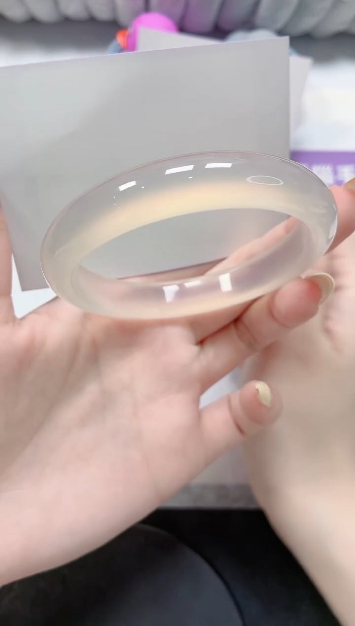 石英质玉手镯未镶嵌89-58.3荔枝