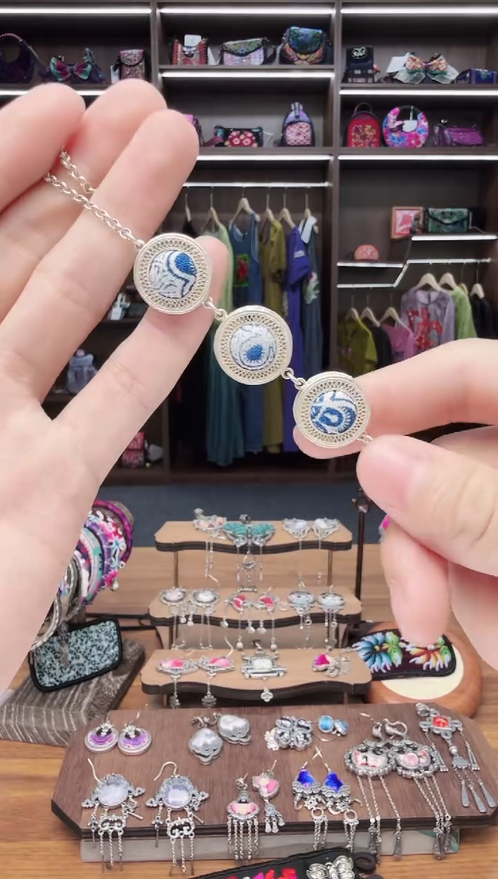 织绣136蒙阿苏苗绣传承店