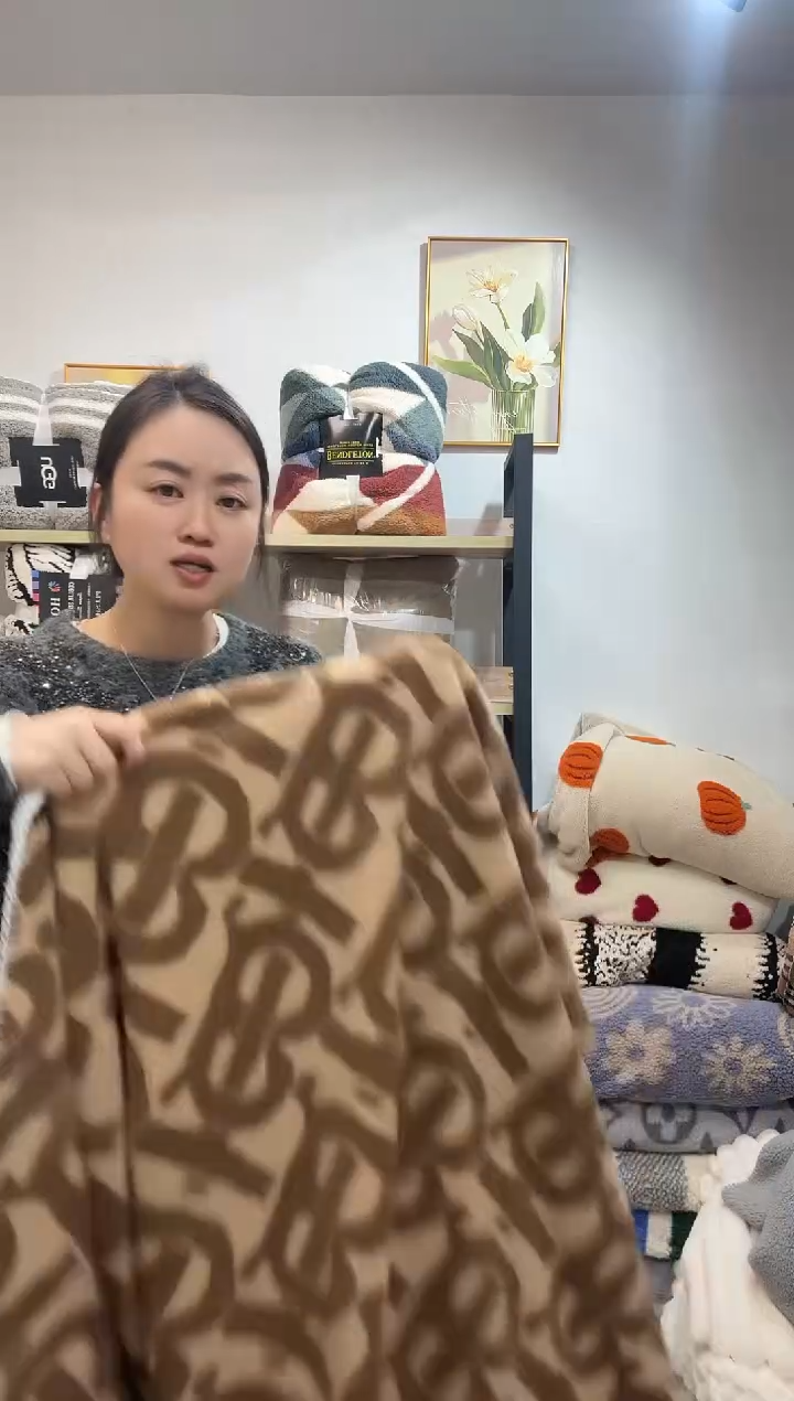 聚酯纤维150*200咖底字母