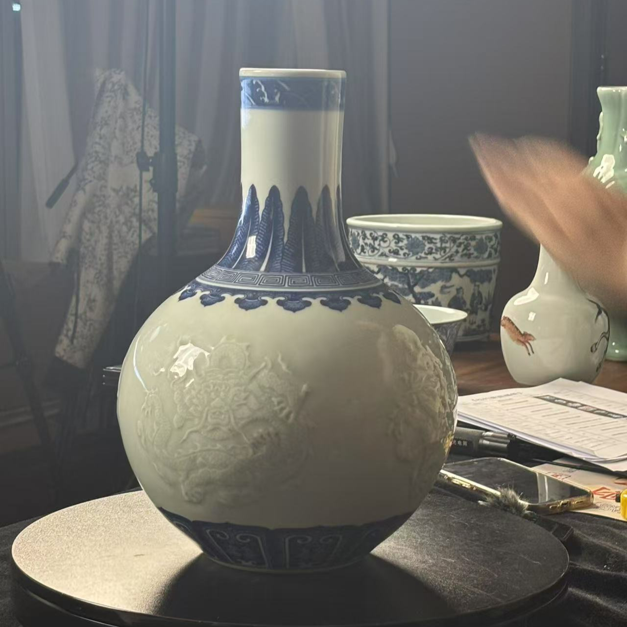 清中期官窑青花浮雕团龙纹天球瓶