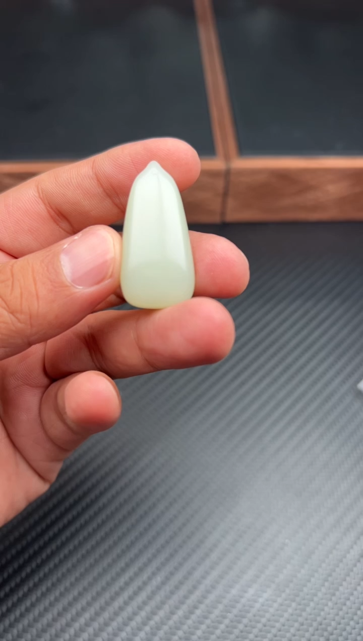 吊坠(赠链)未镶嵌和田玉且末微色差迪克兰一细