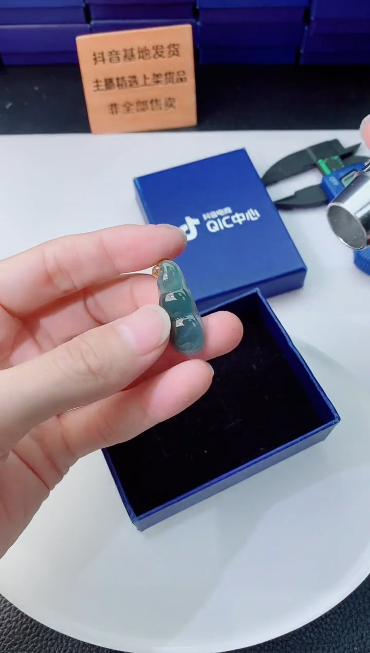 翡翠未镶嵌颈饰   `