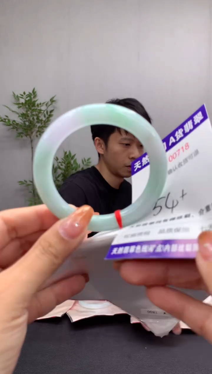 未镶嵌手镯翡翠有纹，完美者勿拍