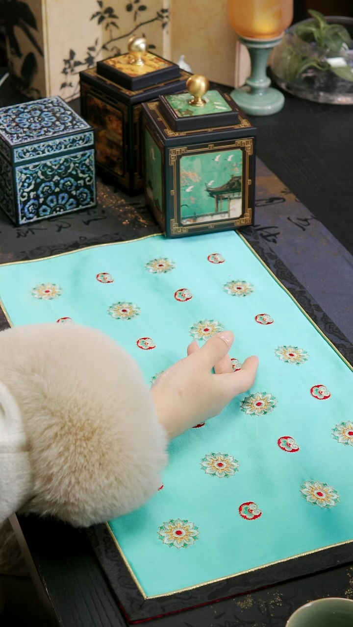 M*壹藏贰宝瑞鹤图绿色把手玲珑罐