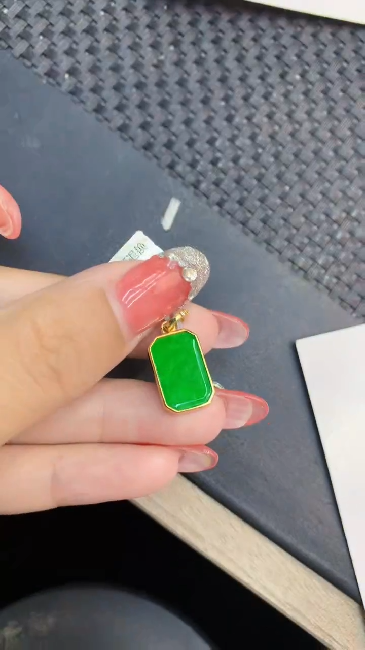 颈饰未镶嵌翡翠1