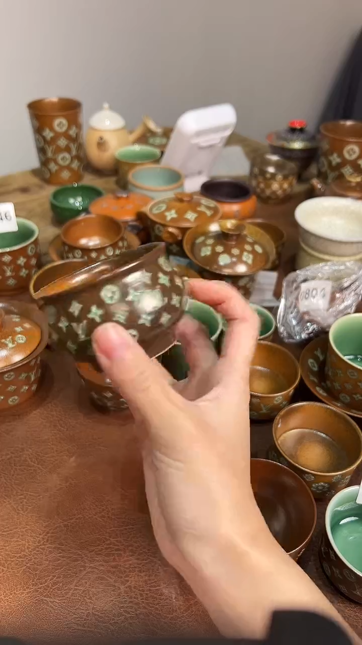 揭****械龙泉窑老花卢氏杯