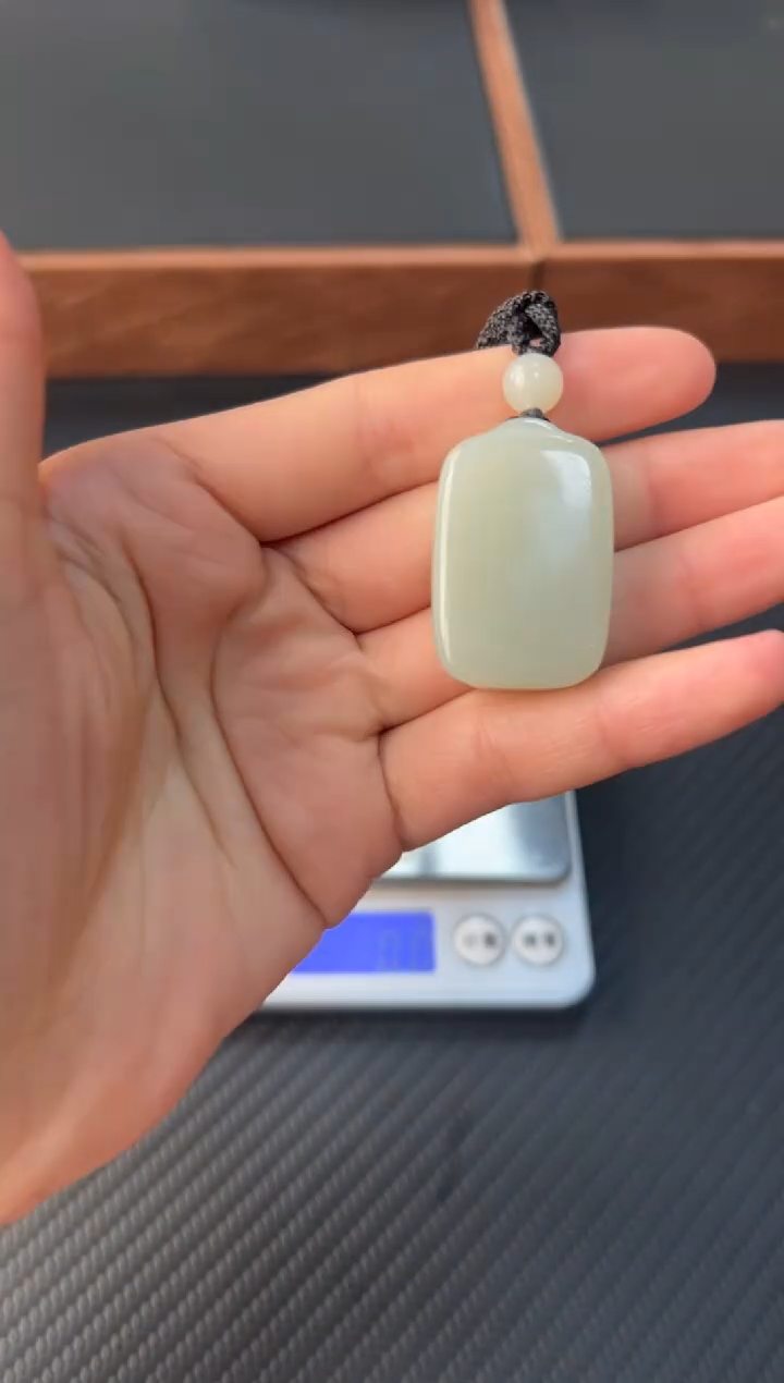 和田玉未镶嵌吊坠(赠链)且末微色差近矿