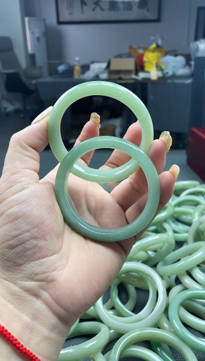 未镶嵌密玉绿镯子密玉（石英质玉）快***?快乐的风55