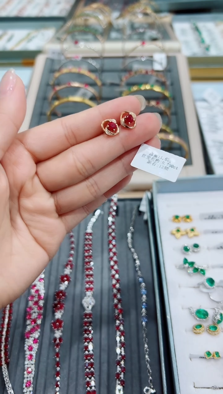【闪购商品】红宝石耳钉18K金镶嵌.