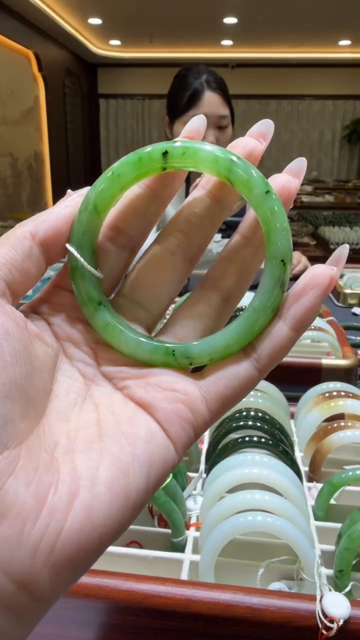 颈饰未镶嵌和田玉手镯 60