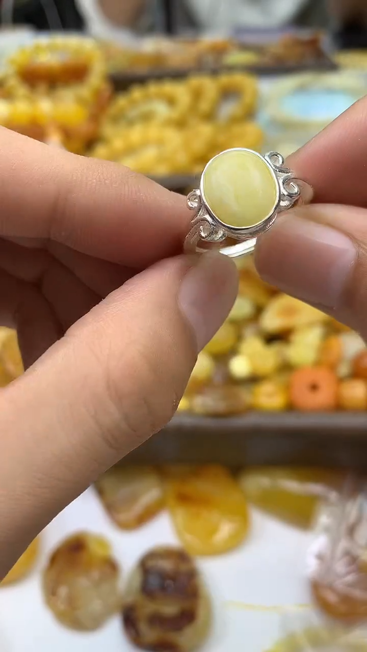 裸石琥珀未镶嵌戒指