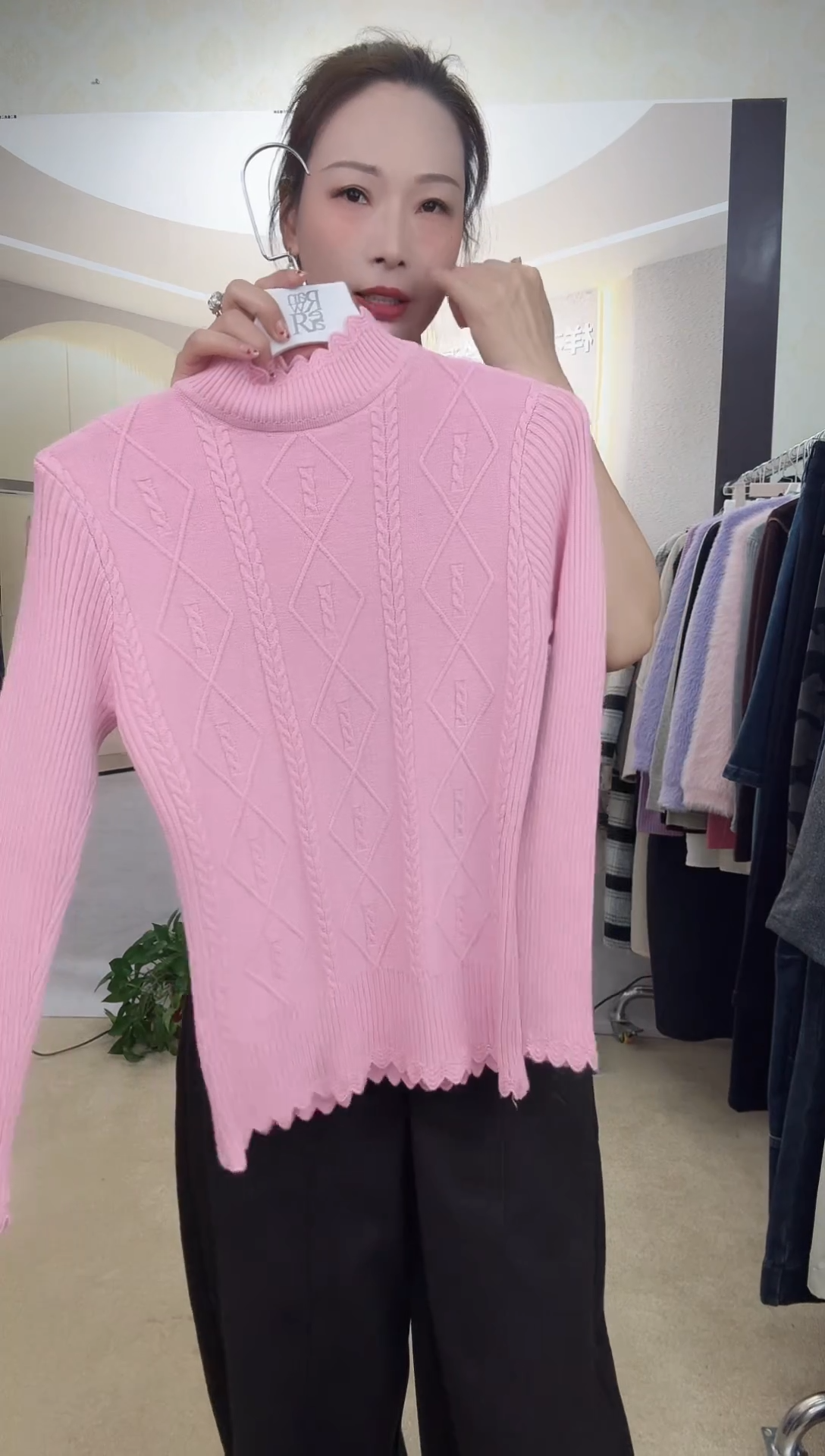 鹿毛静**宜粉色毛衣