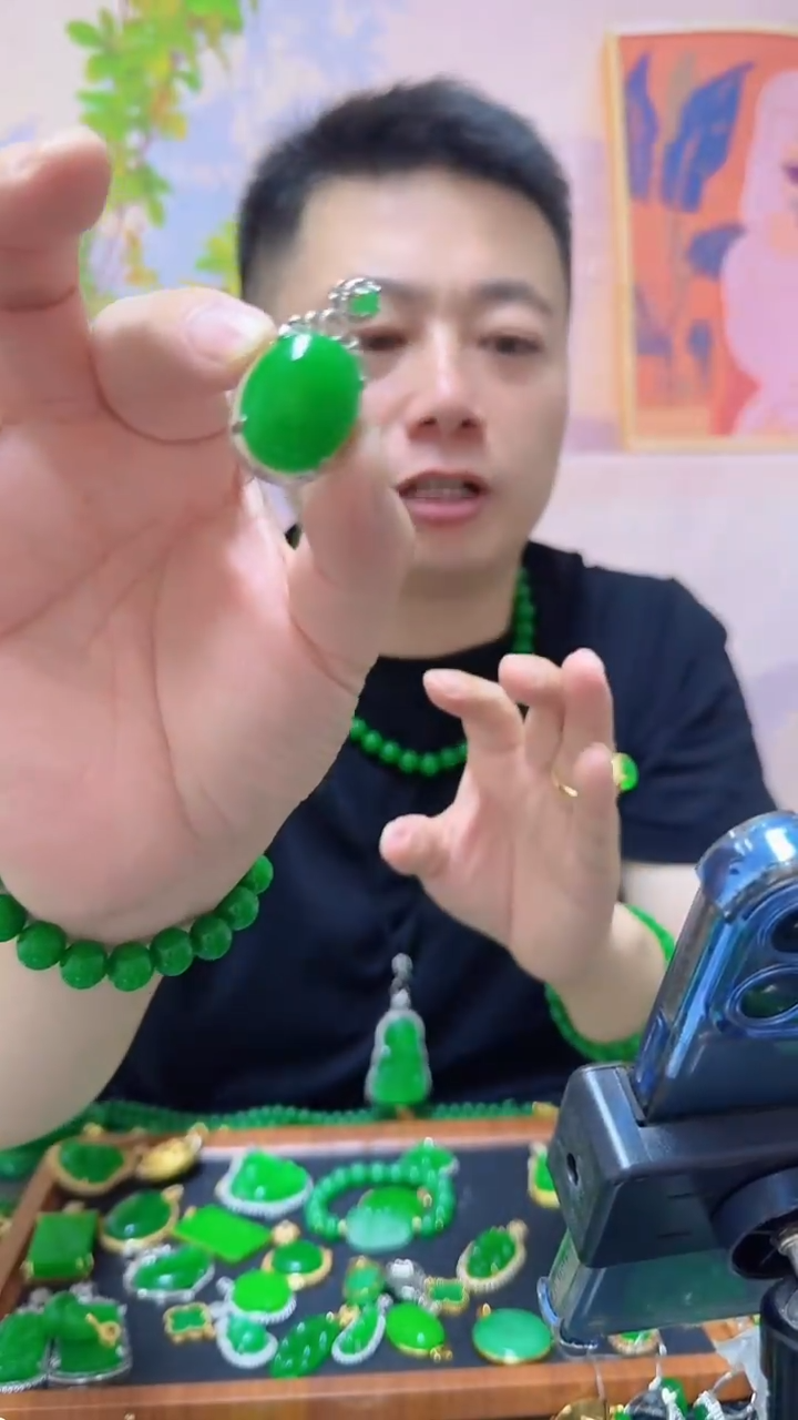 翠绿色吊坠气质时尚
