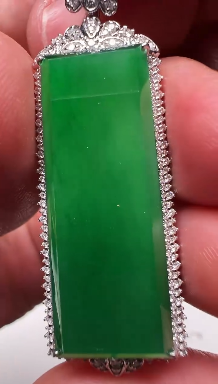 【闪购商品】翡翠颈饰18K金镶嵌翡翠颈饰