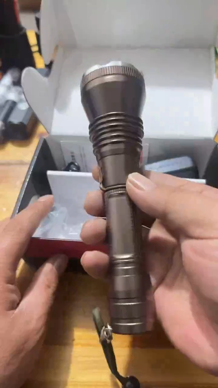 A793定焦18650款手电带电池盒装微瑕