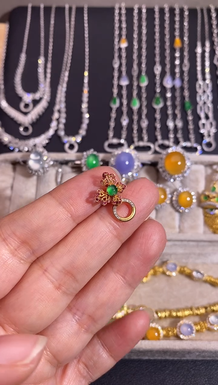 颈饰18K金镶嵌翡翠吊坠