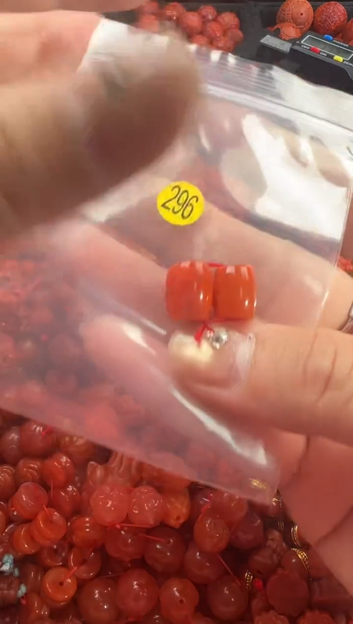 南红玛瑙未镶嵌颈饰1