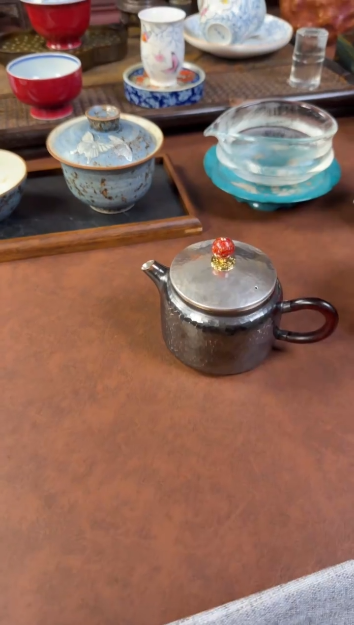 波光粼粼黑茶壶汉瓦壶