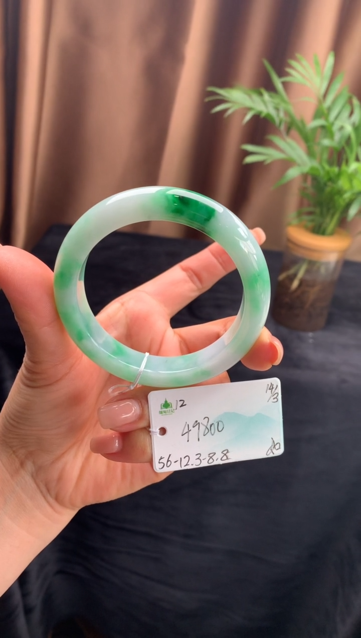 【闪购商品】翡翠未镶嵌手镯女神节#送礼#，下单联系客服核对地址~