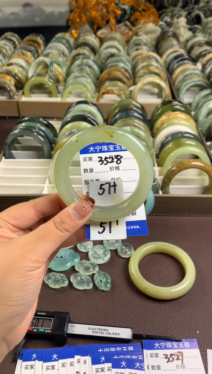 【闪购商品】蛇纹石玉手镯未镶嵌3528